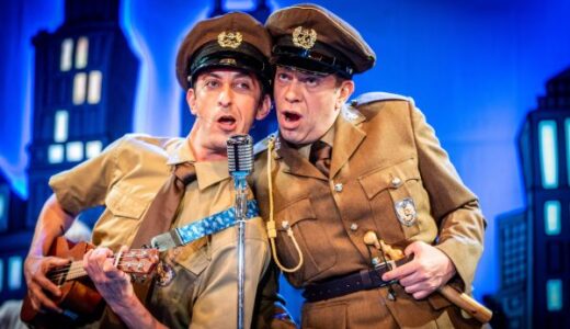 Gefängnispersonal rockt das St. Pauli Theater: Peter Zgraggen und Erik Hättenschwiler (v. l.)